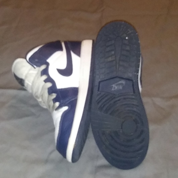 *EXCELLENT USED* Size 2y Retro Jordans - Picture 2 of 3